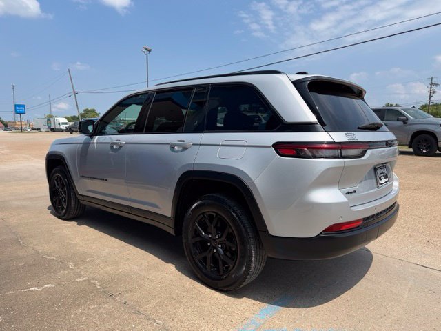 Used 2024 Jeep Grand Cherokee Altitude AWD/4WD image 4