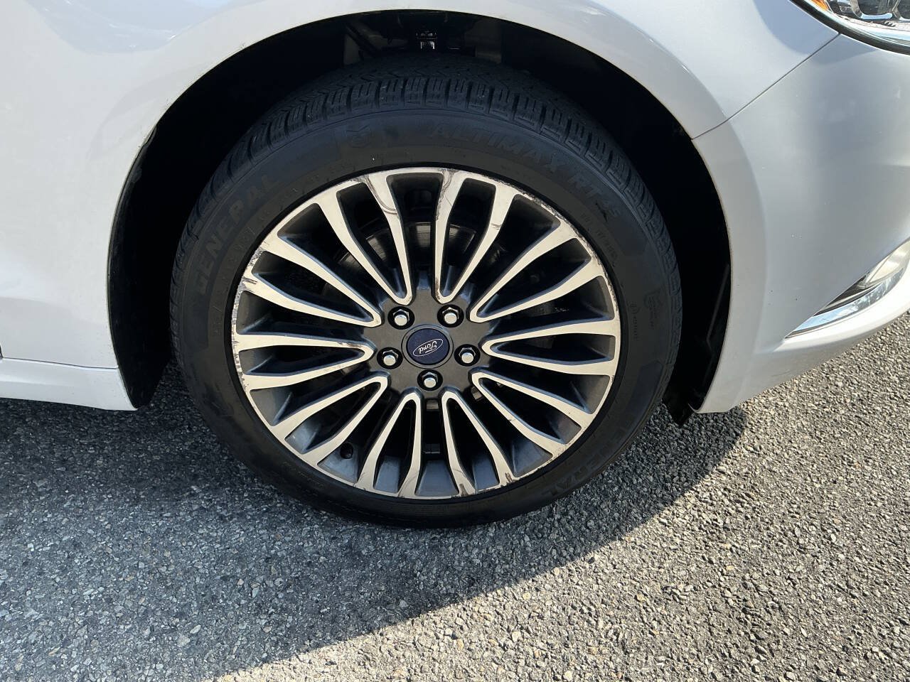 Used 2017 Ford Fusion SE w/ Fusion SE Technology Package FWD image 13