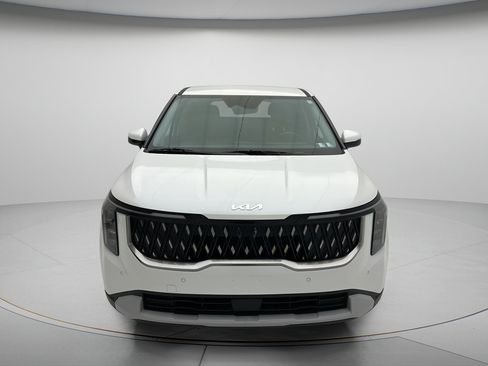 Used 2025 Kia Carnival FWD image 2