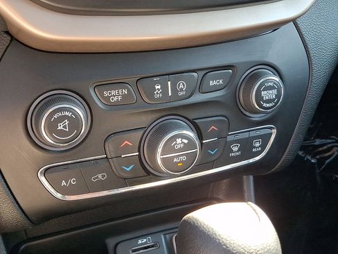 Used 2017 Jeep Cherokee Latitude w/ Comfort/Convenience Group image 16