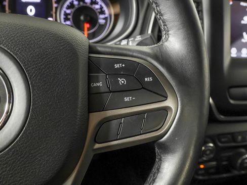 Used 2019 Jeep Cherokee Latitude Plus w/ Cold Weather Group AWD/4WD image 28