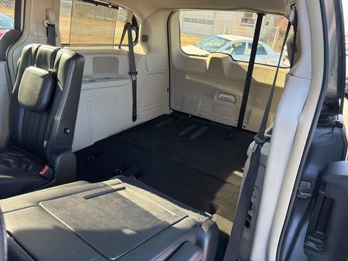 Used 2015 Chrysler Town & Country Touring image 21