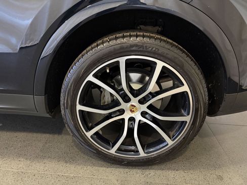Used 2022 Porsche Cayenne S image 11