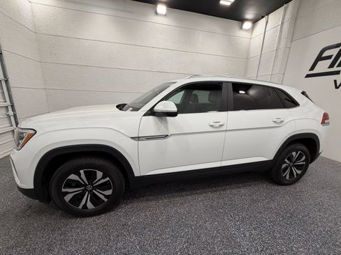 Used 2024 Volkswagen Atlas Cross Sport SE FWD image 2