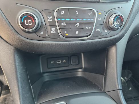 Used 2019 Chevrolet Equinox LT FWD image 15