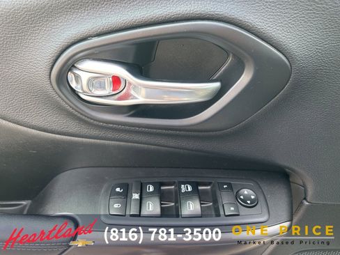 Used 2019 Jeep Cherokee Latitude w/ Popular Appearance Group image 16