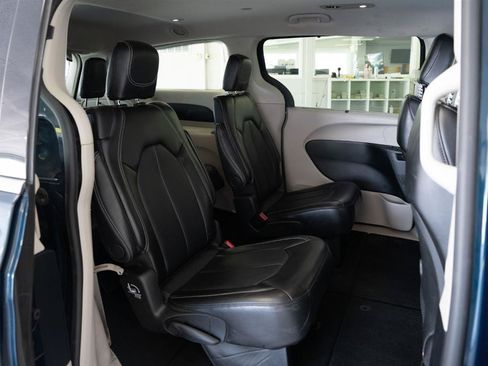 Used 2024 Chrysler Pacifica Touring-L FWD image 15