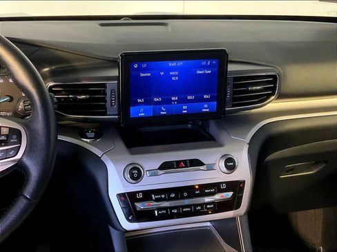 Used 2021 Ford Explorer XLT w/ Equipment Group 202A AWD/4WD image 16