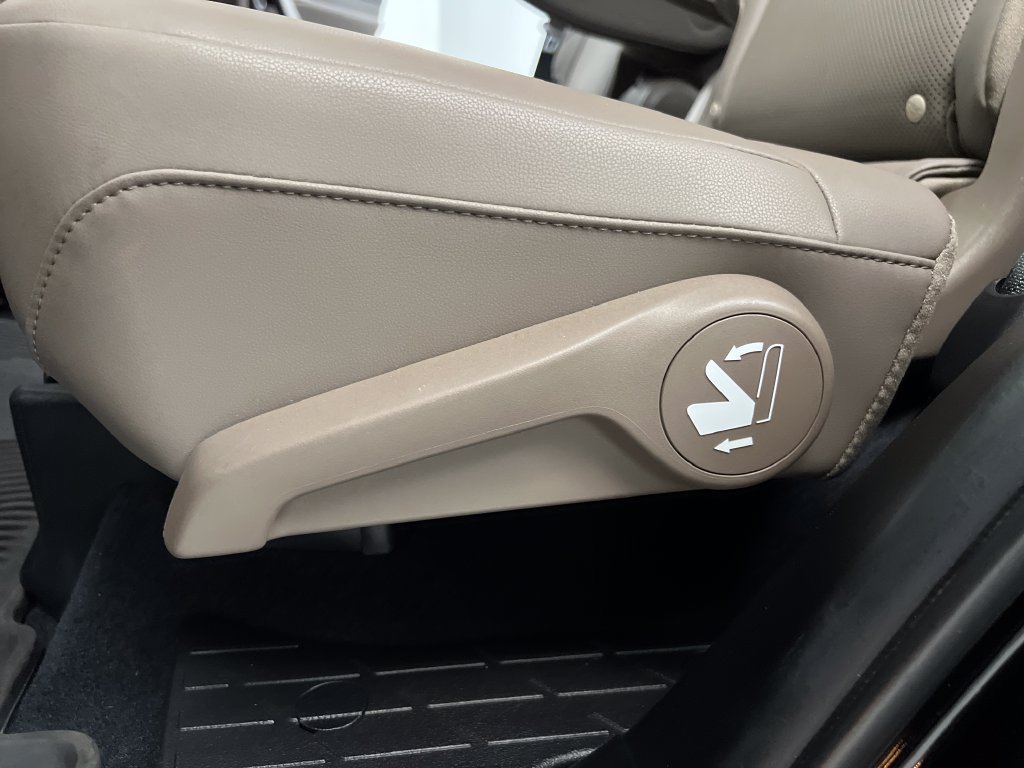 Used 2022 Lexus GX 460 Premium w/ Accessory Package AWD/4WD image 18
