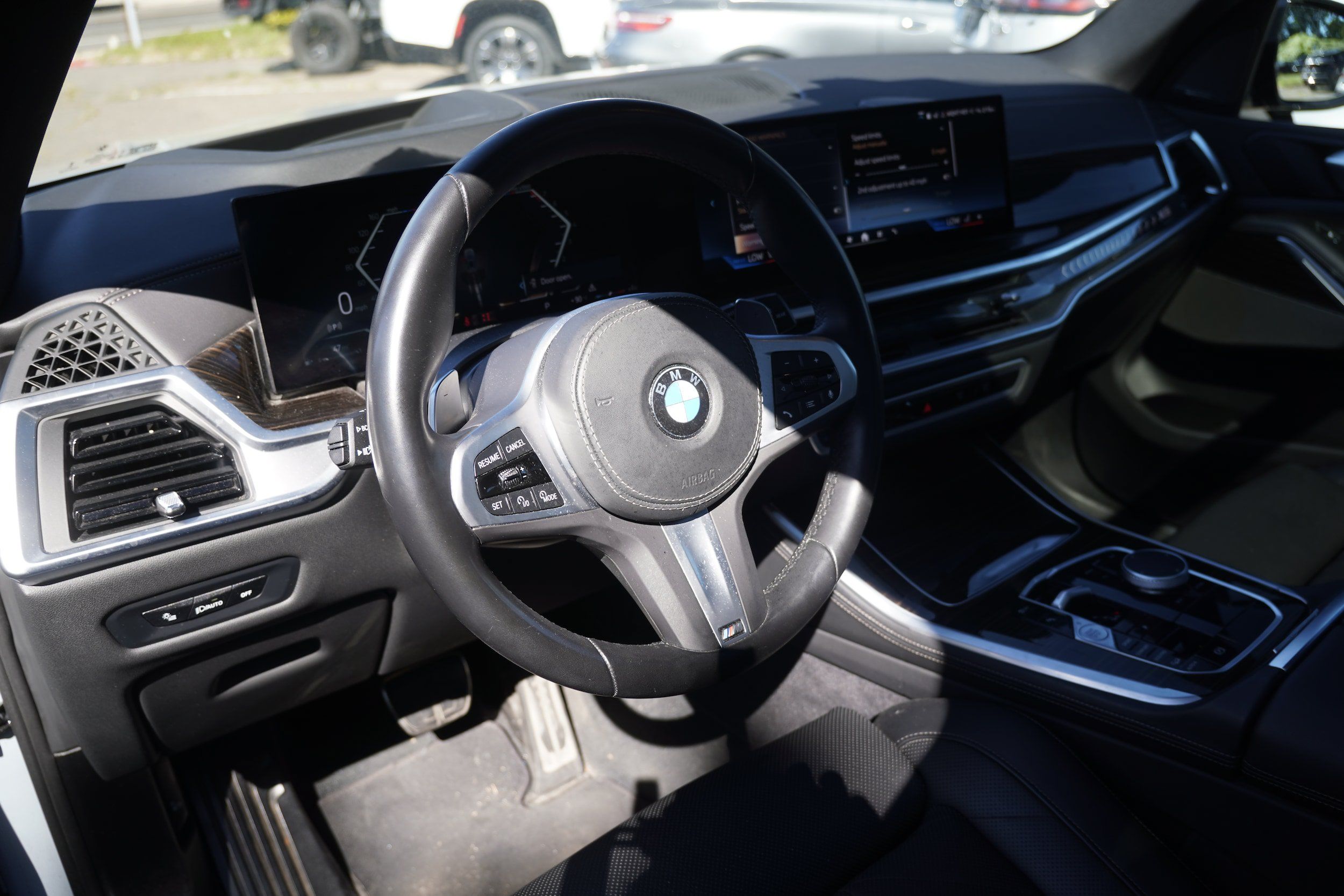 Used 2025 BMW X5 xDrive40i w/ M Sport Package AWD/4WD image 3