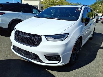 Used 2024 Chrysler Pacifica Limited w/ Uconnect Theater Family Group