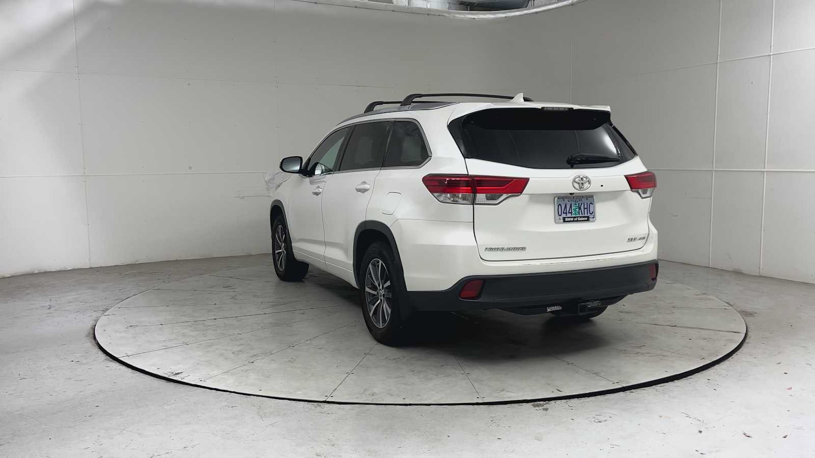 Used 2017 Toyota Highlander XLE AWD/4WD image 3