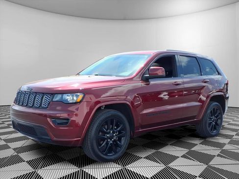 Used 2020 Jeep Grand Cherokee Altitude image 3