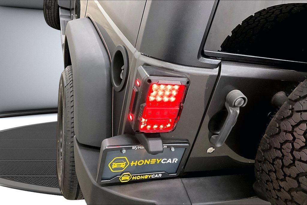 Used 2018 Jeep Wrangler Unlimited Rubicon w/ Connectivity Group AWD/4WD image 23