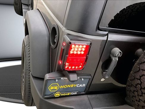 Used 2018 Jeep Wrangler Unlimited Rubicon w/ Connectivity Group AWD/4WD image 23