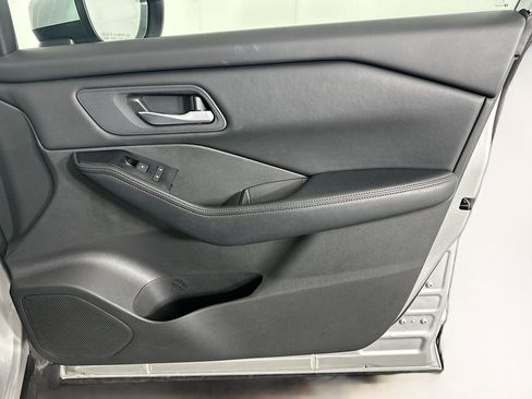 Used 2025 Nissan Rogue SV FWD image 31