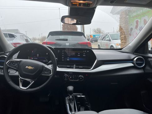 Used 2025 Chevrolet Trax LT w/ LT Convenience Package image 31