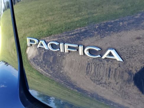 Used 2017 Chrysler Pacifica Touring Plus w/ Tire & Wheel Group FWD image 12