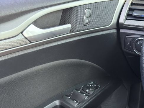 Used 2020 Ford Fusion SE FWD image 22