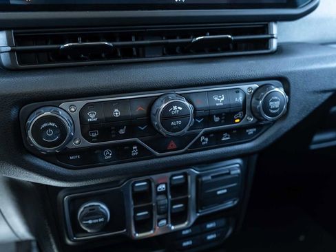 Used 2024 Jeep Gladiator Sport AWD/4WD image 18