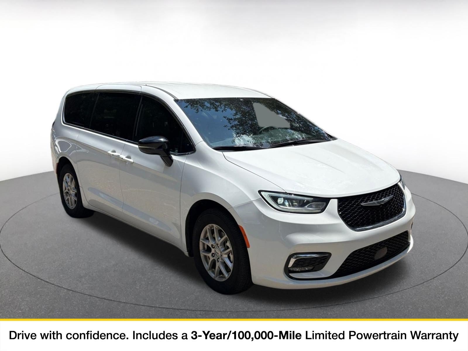 Used 2025 Chrysler Pacifica Select FWD image 1