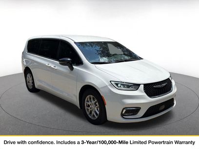 Used 2025 Chrysler Pacifica Select
