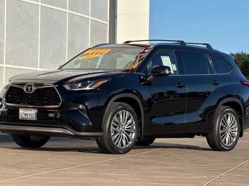 Certified 2022 Toyota Highlander Platinum image 10