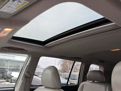 Used 2011 Toyota Highlander SE image 14