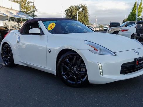 Used 2015 Nissan 370Z Touring image 2