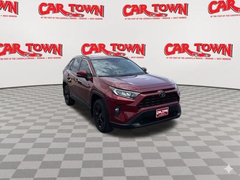 Used 2021 Toyota RAV4 XLE w/ Convenience Package FWD image 2