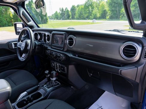 Used 2018 Jeep Wrangler Unlimited Sahara w/ Dual Top Group AWD/4WD image 18