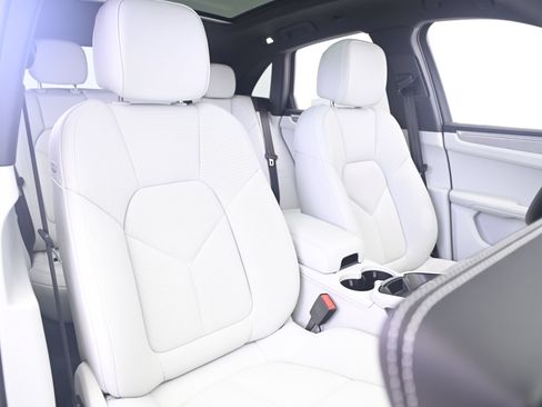Certified 2023 Porsche Macan AWD/4WD image 24