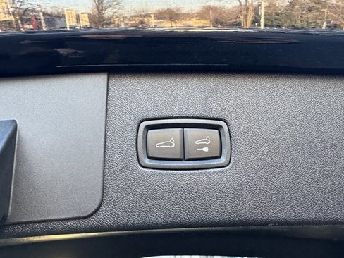 Used 2022 Porsche Cayenne Platinum Edition image 33