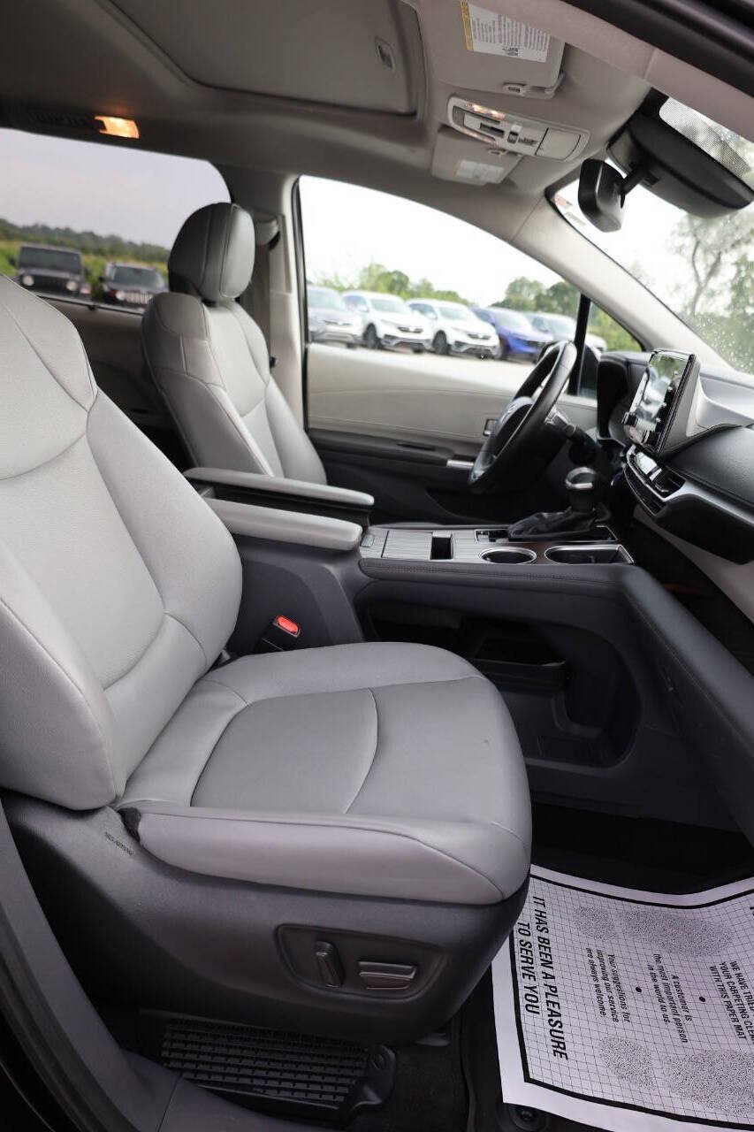 Used 2023 Toyota Sienna XLE FWD image 15