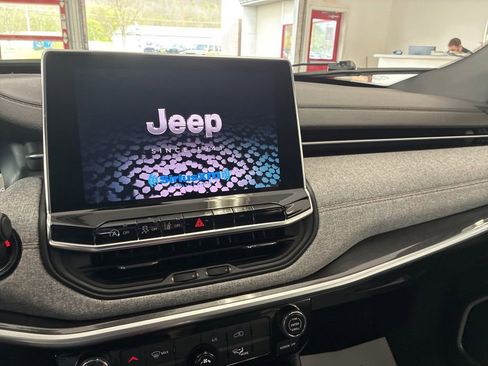 Used 2024 Jeep Compass Latitude AWD/4WD image 38
