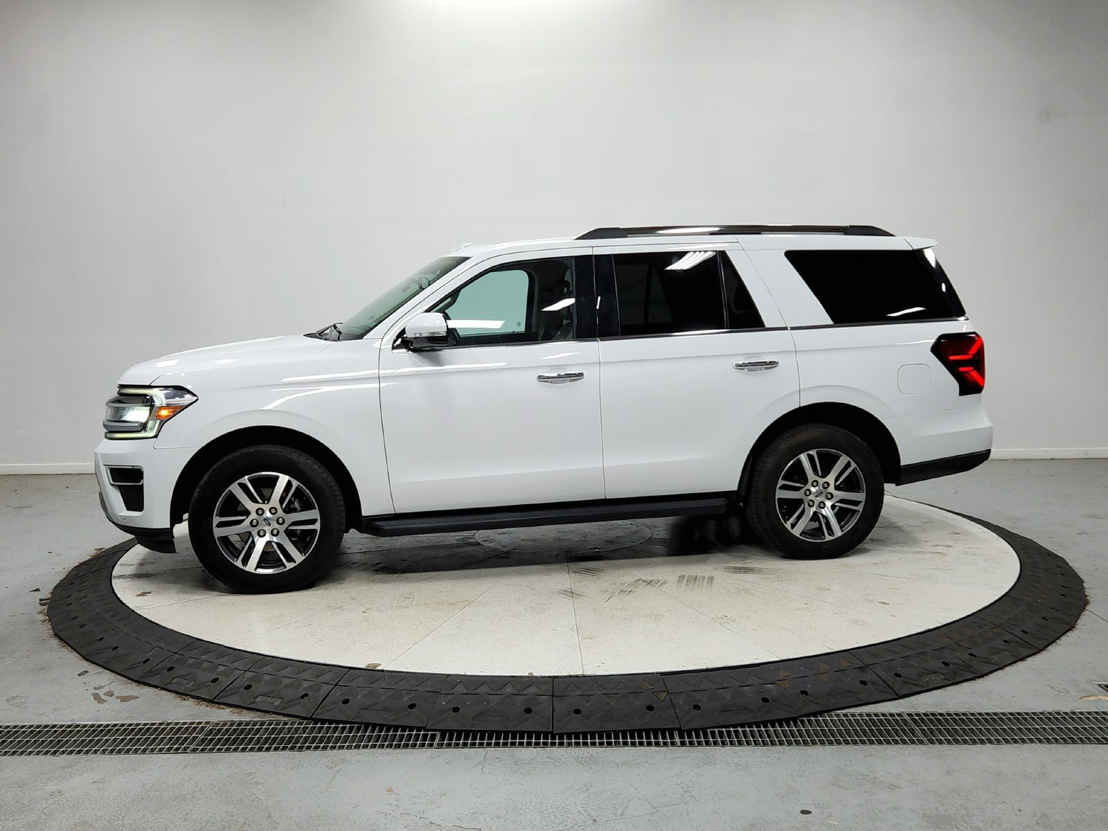 Used 2024 Ford Expedition Limited RWD image 5