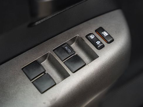 Used 2010 Toyota Tundra 4x4 CrewMax image 47