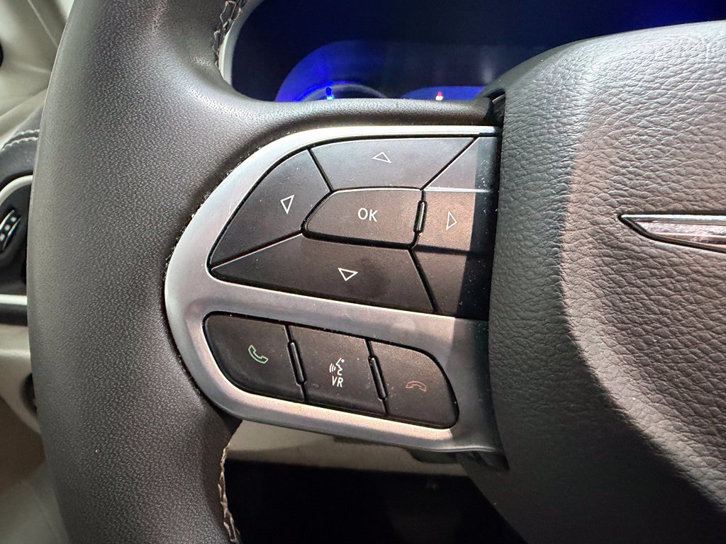 Used 2023 Chrysler Pacifica Touring-L FWD image 18