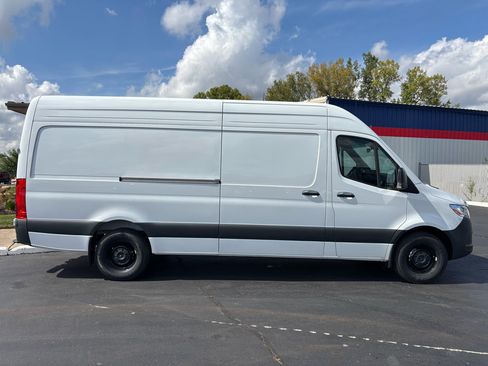 Used 2025 Mercedes-Benz Sprinter 2500 image 2