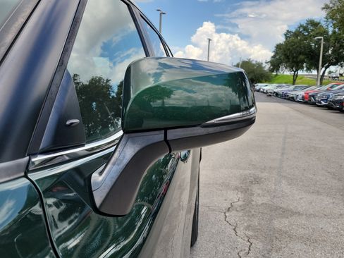 Used 2023 Toyota Highlander LE FWD image 4