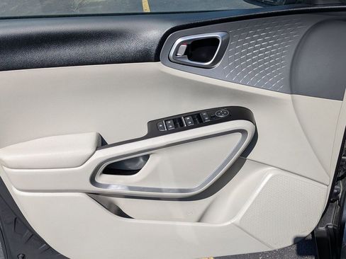 Used 2025 Kia Soul LX image 9