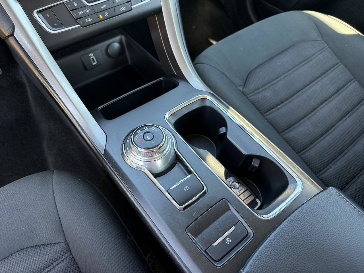 Used 2018 Ford Fusion SE w/ Fusion SE Technology Package FWD image 17