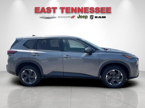 Used 2024 Nissan Rogue SV FWD image 2
