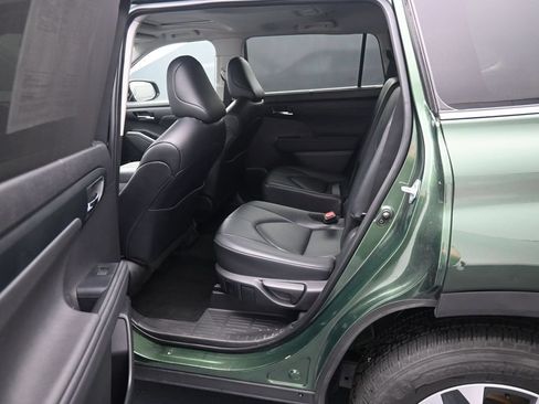 Used 2024 Toyota Highlander XLE FWD image 21