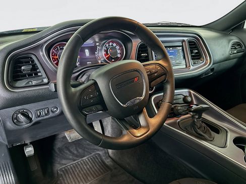 Used 2015 Dodge Challenger SXT image 17