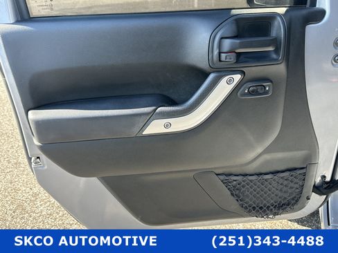 Used 2017 Jeep Wrangler Unlimited Sahara w/ Connectivity Group image 12