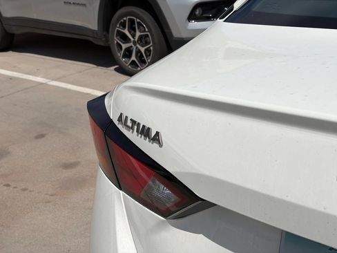 Used 2025 Nissan Altima 2.5 SV FWD image 4