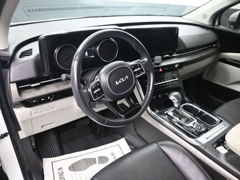 Used 2024 Kia Carnival EX image 13