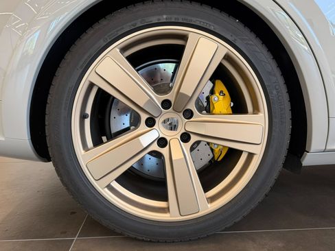 Used 2025 Porsche Cayenne Turbo AWD/4WD image 40