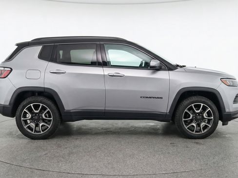 Used 2025 Jeep Compass Trailhawk AWD/4WD image 11